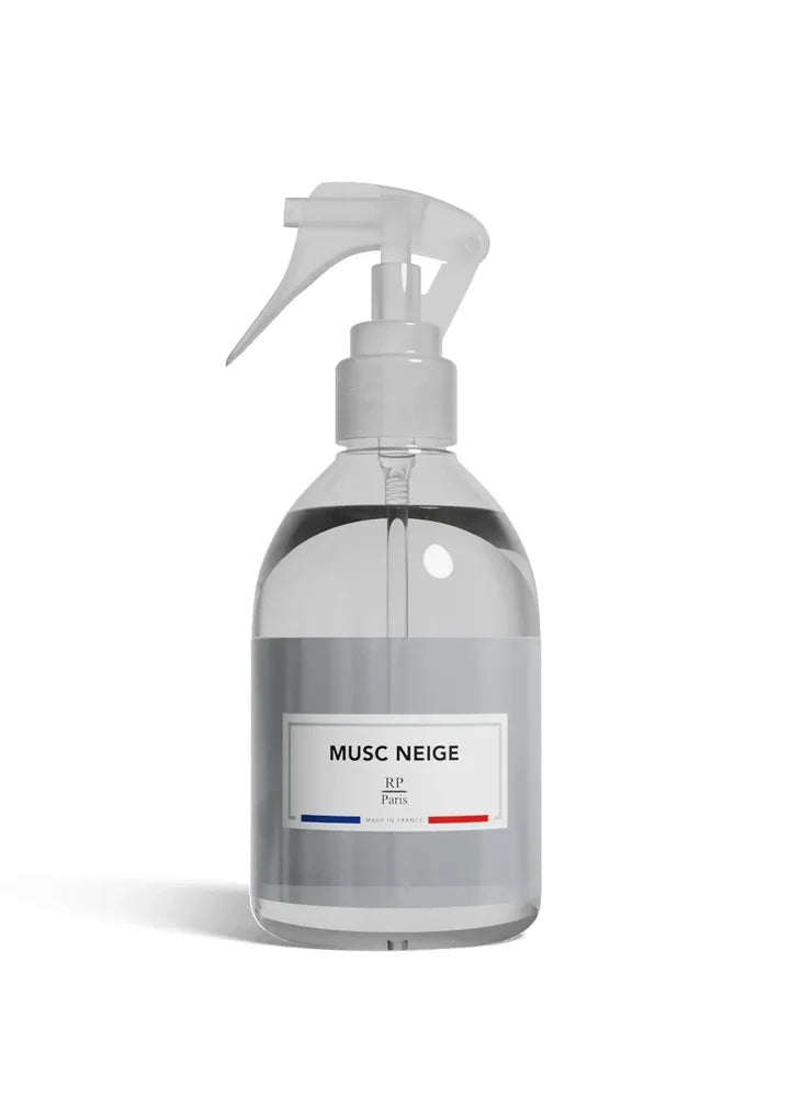 A clear plastic spray bottle with a white trigger sprayer and a white label reading 'MUSC NEIGE' on a clean white background.